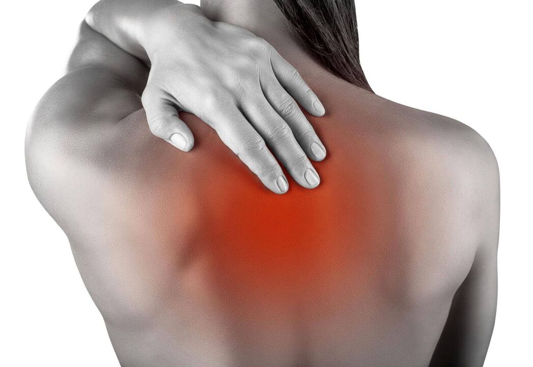 Πόνος στην πλάτη στην περιοχή της ωμοπλάτης που προκαλείται από ασθένεια ή τραυματισμό