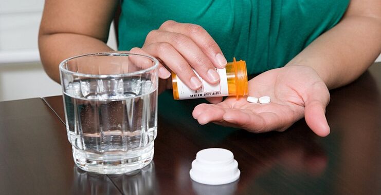 Λήψη δισκίων για την ανακούφιση από τον πόνο στην πλάτη